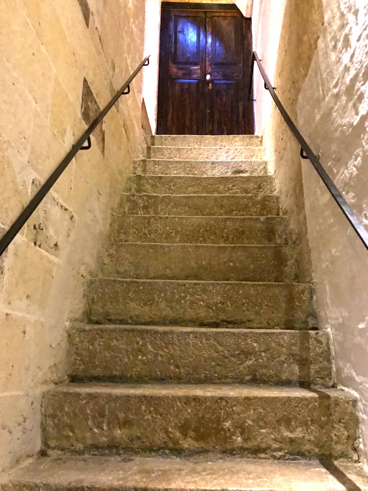 バーリにある低価格の中くらいなエクレクティックスタイルのおしゃれな直階段 (ライムストーンの蹴込み板、金属の手すり) の写真