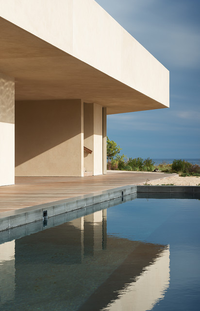 Beachview modern-swimming-pool-and-hot-tub