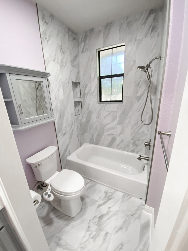 Idéer för mellanstora funkis flerfärgat badrum för barn, med luckor med glaspanel, grå skåp, ett platsbyggt badkar, en bidé, grå kakel, lila väggar, ett undermonterad handfat, bänkskiva i kvartsit, grått golv och dusch med duschdraperi