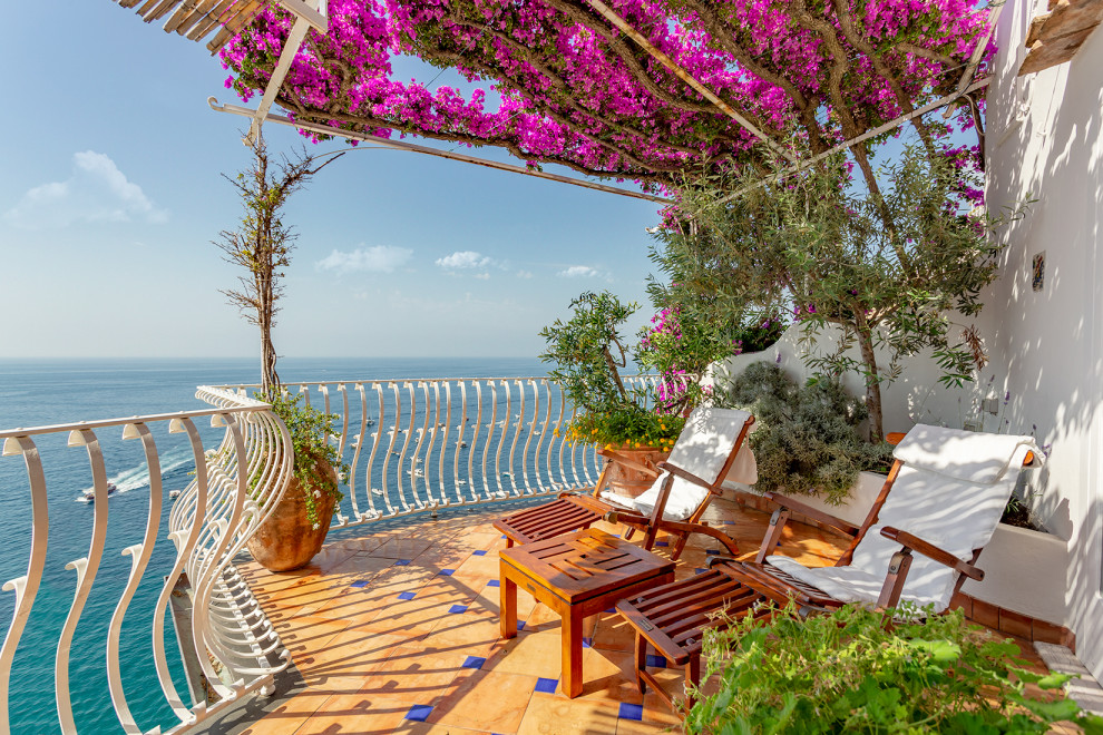 Inspiration for a mediterranean home design in Naples.