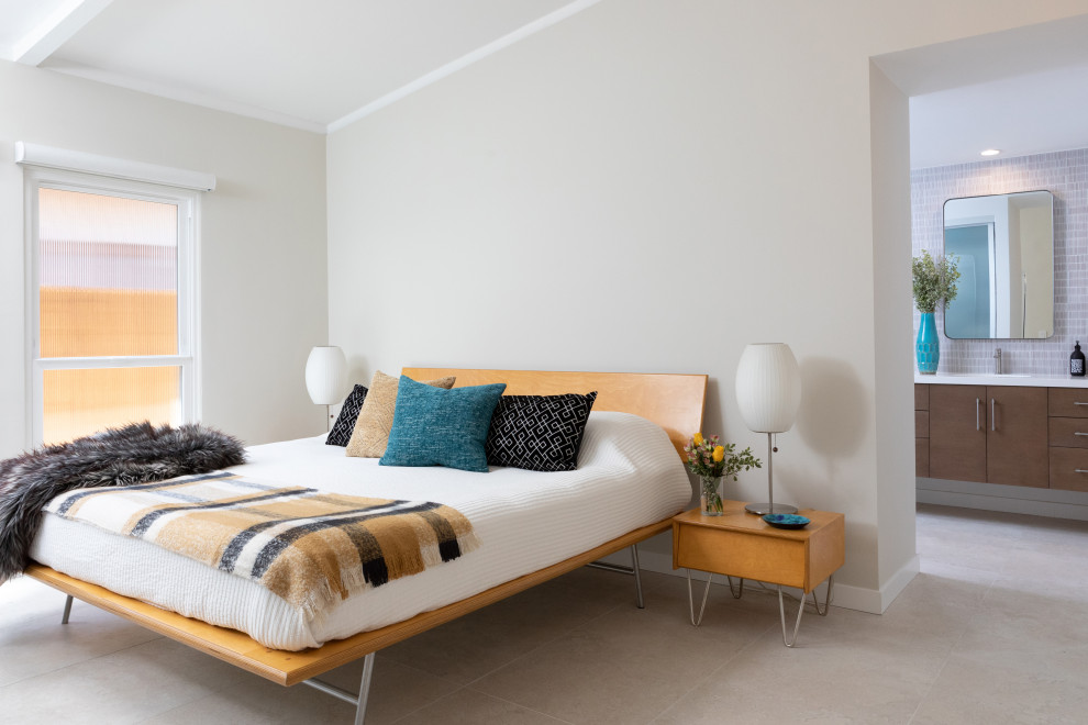 Modelo de dormitorio principal vintage de tamaño medio con paredes beige, suelo de baldosas de cerámica y suelo beige