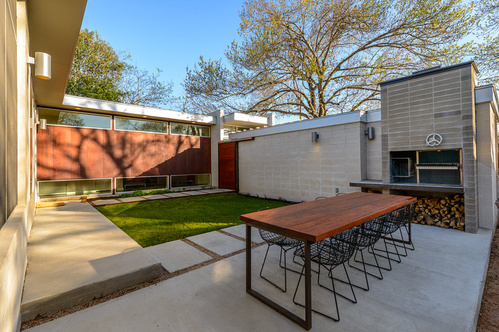 Design ideas for a midcentury patio in Austin.