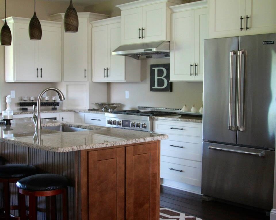Example of an eclectic kitchen design in Chicago