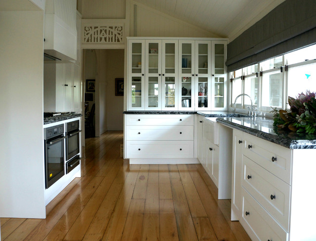 Timber and stone kitchen klassisk-koekken