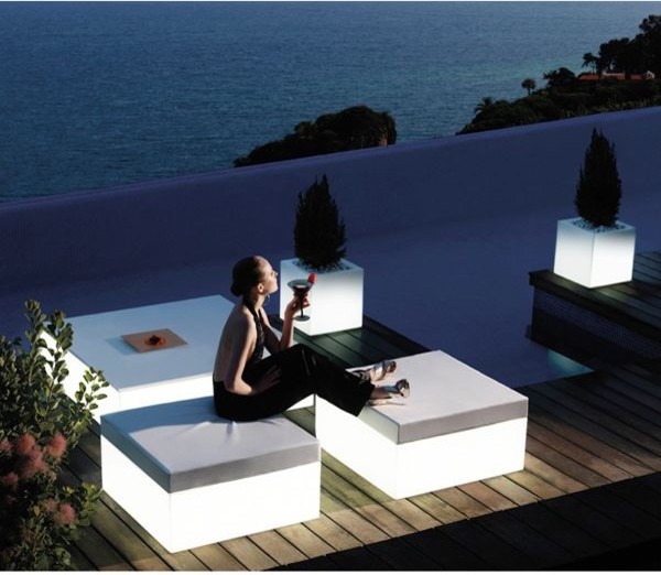 Quadrat Illuminated Outdoor Stool And Table Contemporary Patio