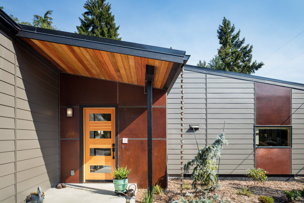 Inspiration pour une grande porte d'entrée minimaliste avec mur métallisé, sol en béton ciré, une porte simple, une porte en bois brun, un sol gris et un plafond en lambris de bois.