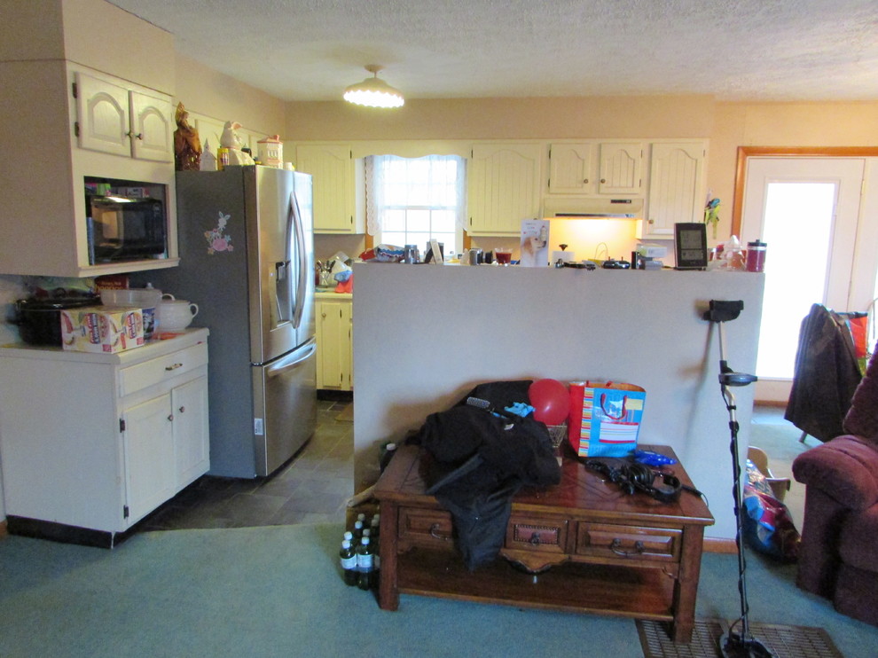 Inspiration for a mid-sized transitional l-shaped home design remodel with an island