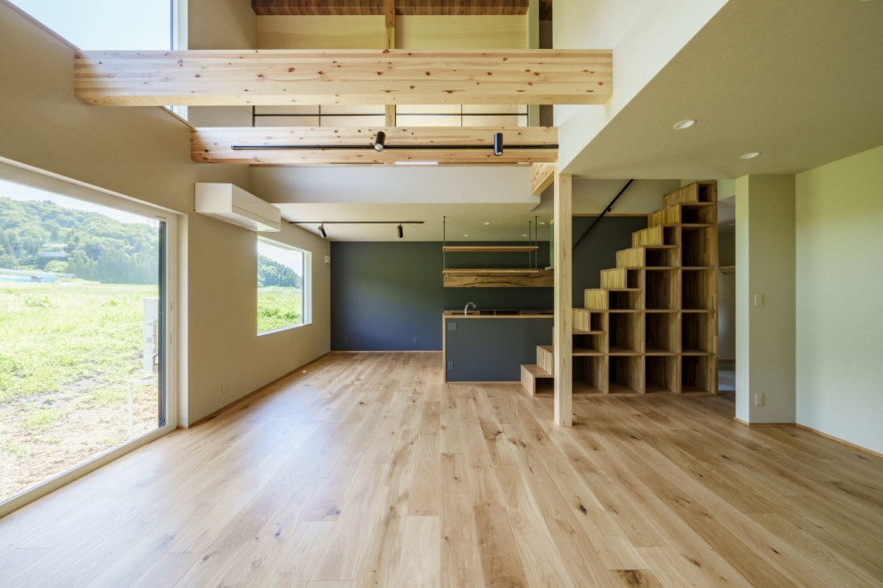 Mittelgroßes Modernes Wohnzimmer mit hellem Holzboden, braunem Boden, Tapetendecke und Tapetenwänden in Sonstige