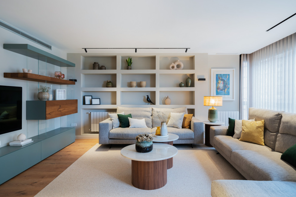 Стильный дизайн: гостиная комната в современном стиле без камина - последний тренд