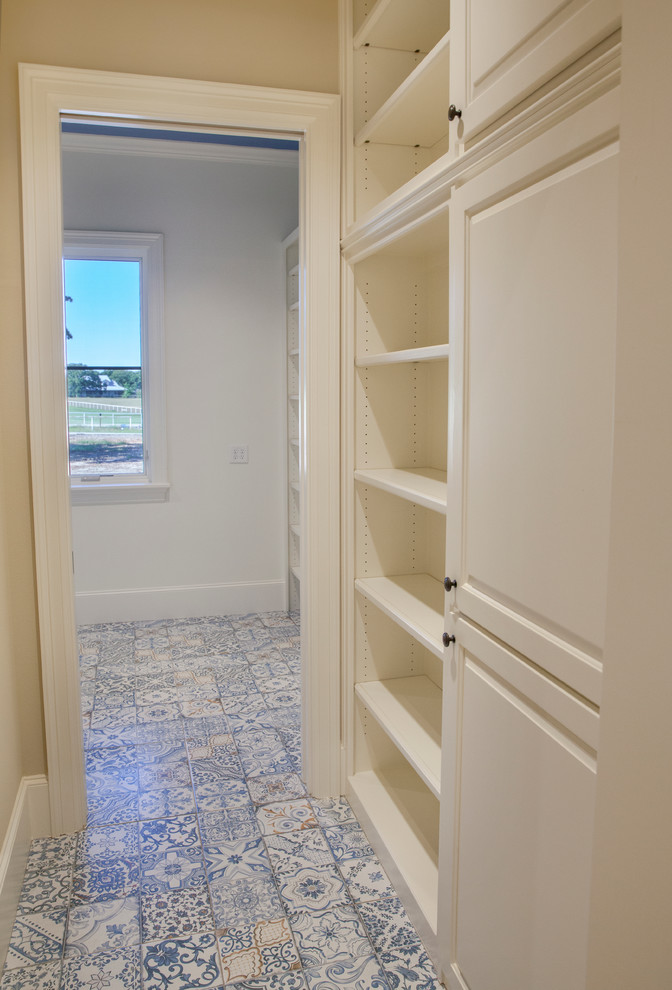 Example of a transitional home design design in Dallas