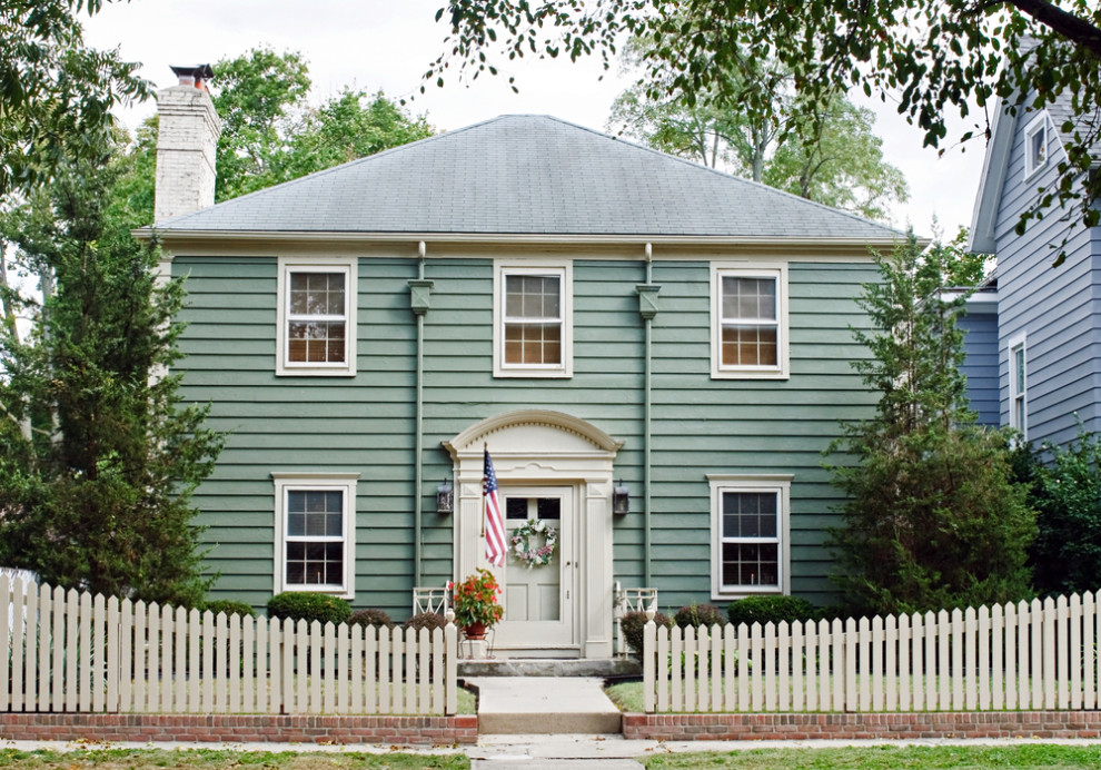 Diseño de fachada de casa azul y gris campestre grande de dos plantas con revestimiento de vinilo y tejado de teja de madera