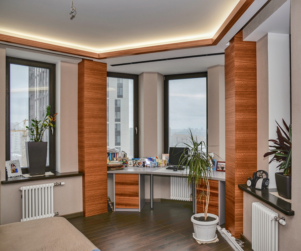 Письменный стол со вставками из американского ореха.