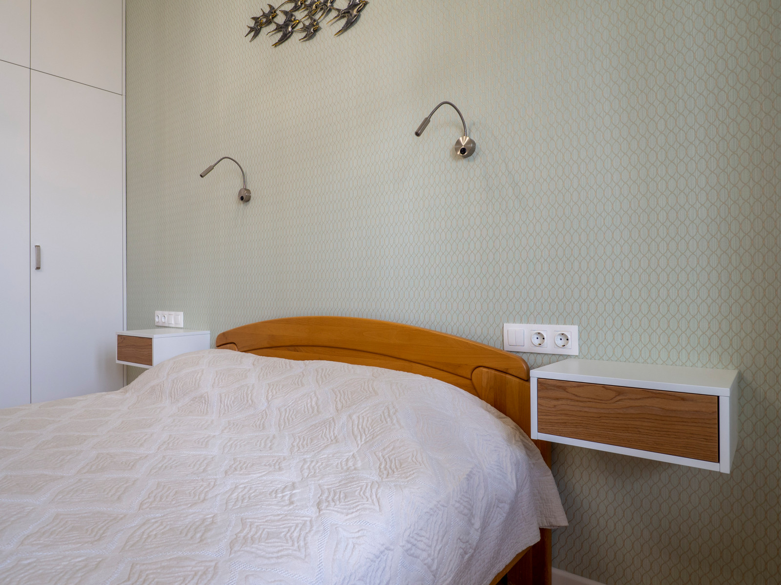 Меблировка спальни и кабинета в светло-мятном цвете