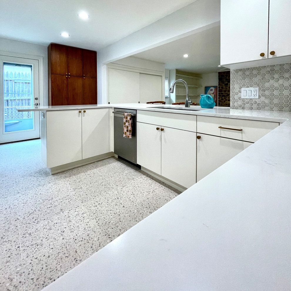 Foto på ett avskilt, mellanstort 60 tals vit u-kök, med släta luckor, vita skåp, bänkskiva i kvarts och en halv köksö