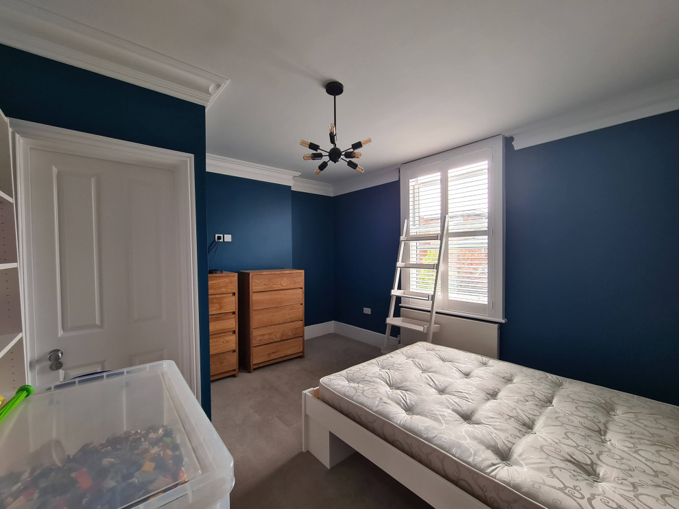 Ispirazione per una grande camera matrimoniale classica con pareti blu, moquette, pavimento beige e soffitto ribassato