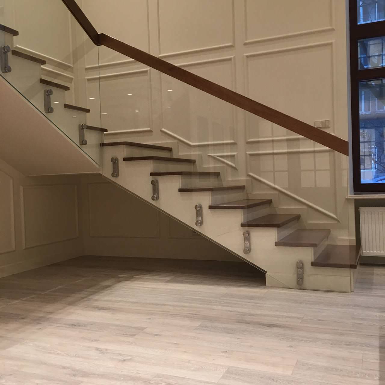 Стеклянное ограждение со ступенями и поручнем из массива