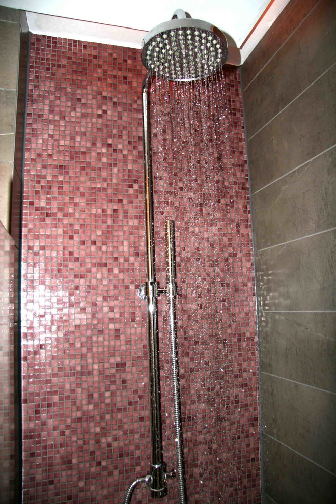 Duschbad With Einbauwaschbecken, offenen Schränken, dunklen Holzschränken, Waschtisch aus Holz, Einbaubadewanne, Duschbadewanne, Wandtoilette, grauen Fliesen, Mosaikfliesen, weißer Wandfarbe and Keramikboden in Cologne