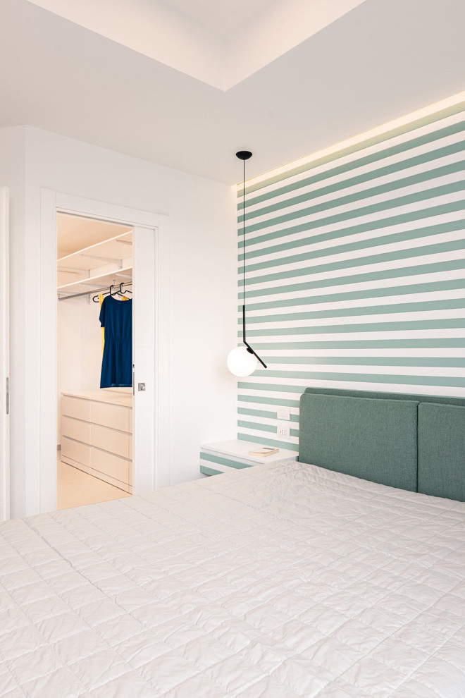 На фото: хозяйская спальня среднего размера в современном стиле с зелеными стенами, полом из керамогранита и белым полом