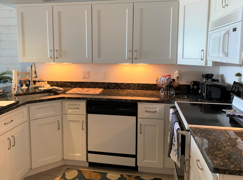 Kitchen - transitional kitchen idea