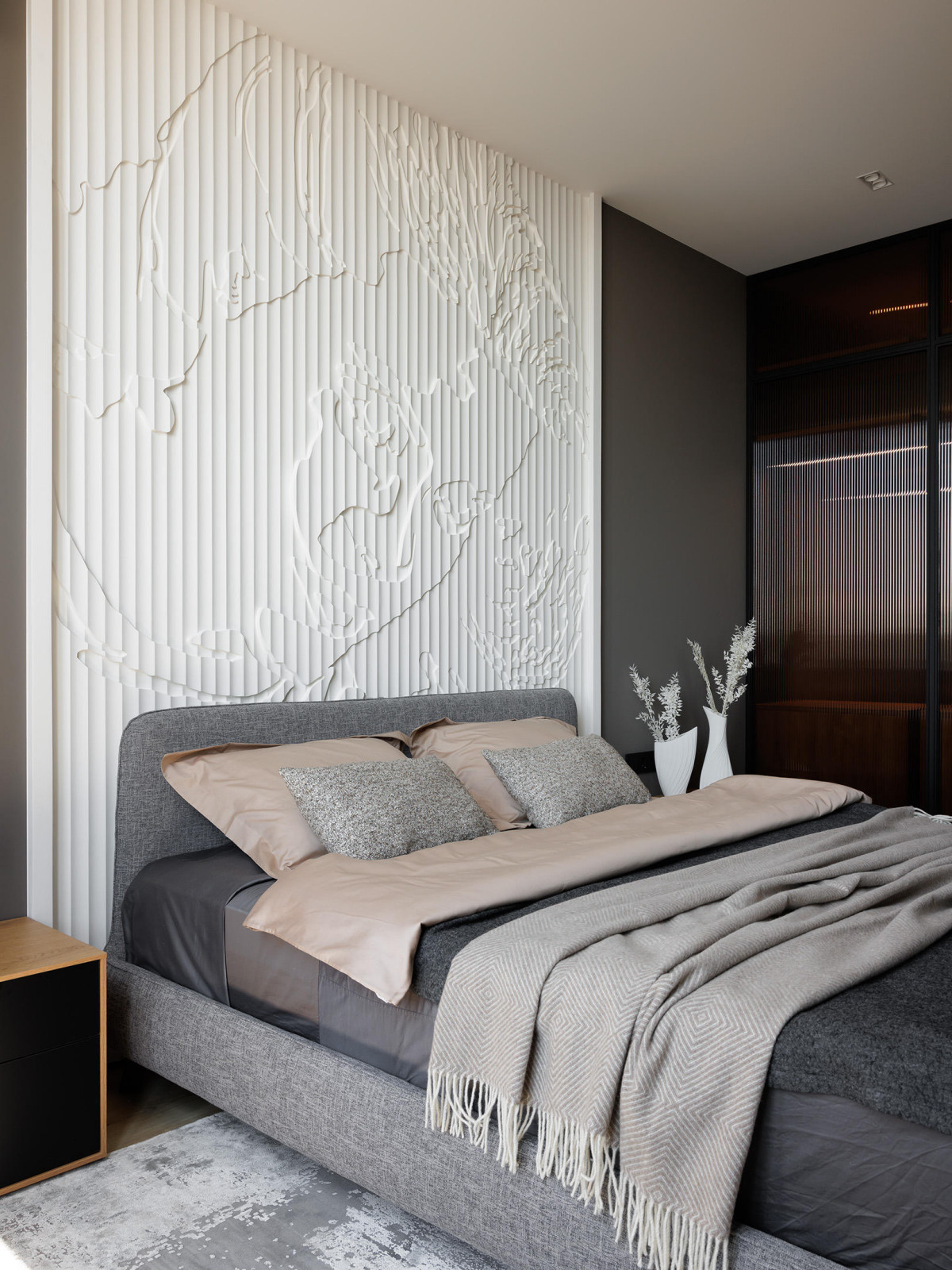 Современная квартира с бордовыми акцентами в ЖК "Притяжение" - 146 м2