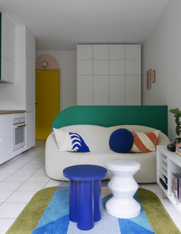 Пример оригинального дизайна: маленькая открытая гостиная комната в стиле модернизм с розовыми стенами, полом из керамической плитки и белым полом для на участке и в саду