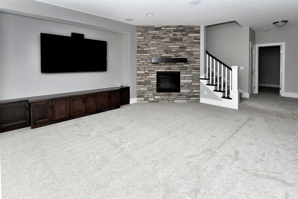 Example of a transitional home design design in Minneapolis