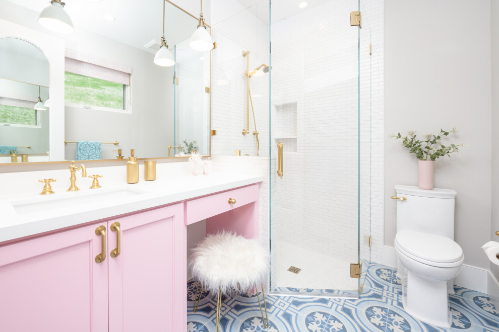 Idée de décoration pour une salle de bain tradition de taille moyenne pour enfant avec un placard à porte shaker, des portes de placard violettes, une douche à l'italienne, WC à poser, un carrelage blanc, des carreaux de céramique, un mur beige, un sol en carrelage de porcelaine, un lavabo encastré, un plan de toilette en quartz modifié, un sol bleu, une cabine de douche à porte battante, un plan de toilette blanc, meuble simple vasque et meuble-lavabo encastré.