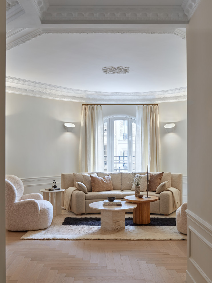 Großes, Offenes Modernes Wohnzimmer mit weißer Wandfarbe, dunklem Holzboden, beigem Boden und vertäfelten Wänden in Paris