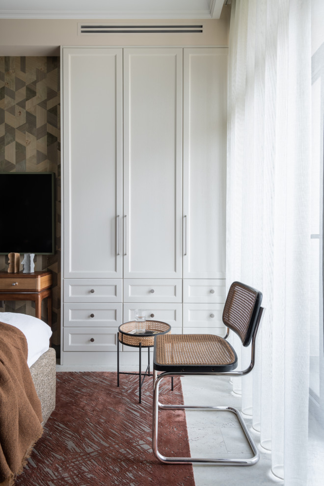 Ejemplo de dormitorio principal y blanco y madera contemporáneo de tamaño medio con paredes verdes, suelo de corcho y suelo beige