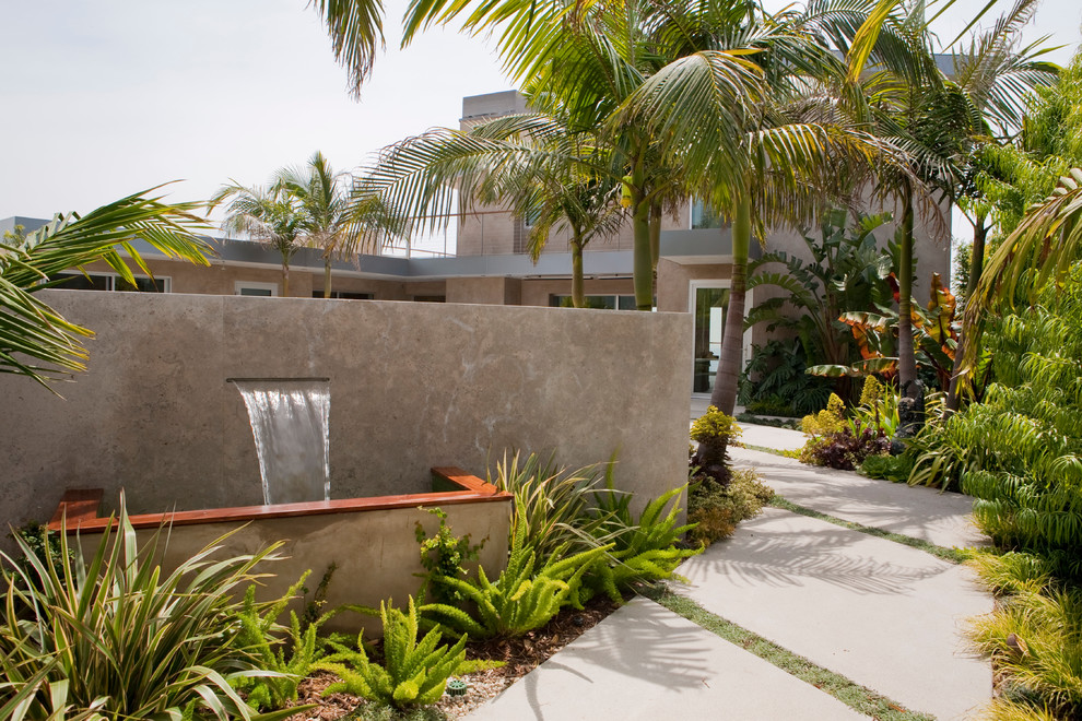 Photo of a large tropical backyard water fountain landscape in Los Angeles.