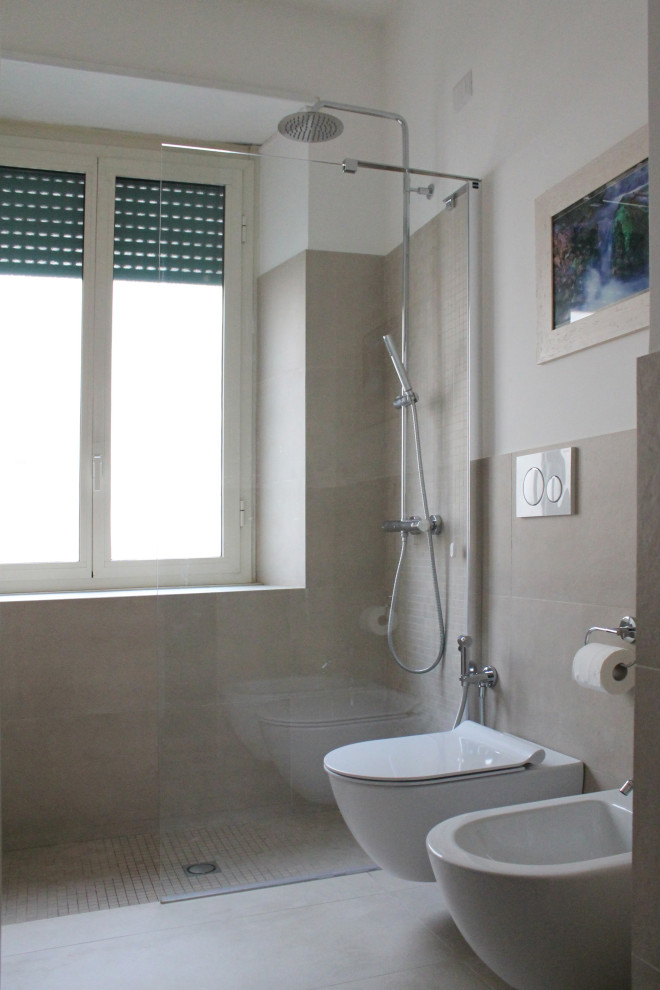 Diseño de cuarto de baño único contemporáneo con ducha a ras de suelo, sanitario de dos piezas, aseo y ducha, lavabo encastrado y ducha abierta