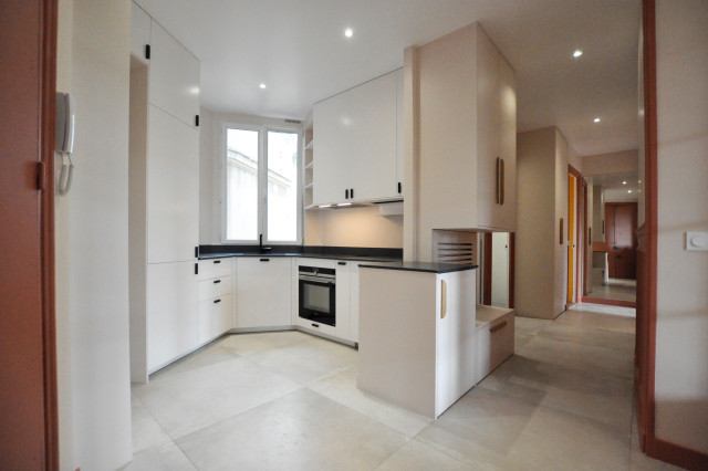 Un appartement haussmannien haut en couleur klassisch-modern-kueche