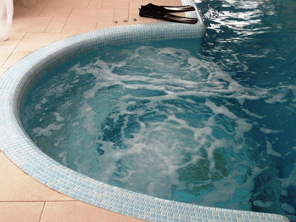 Бассейн в частном доме с гейзером