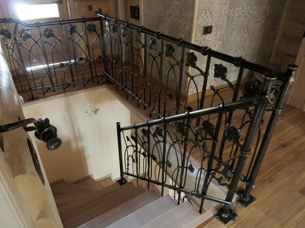 Кованое ограждение лестницы для деревянного дома.