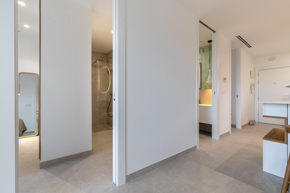 Свежая идея для дизайна: коридор среднего размера в скандинавском стиле с белыми стенами, полом из керамической плитки и серым полом - отличное фото интерьера