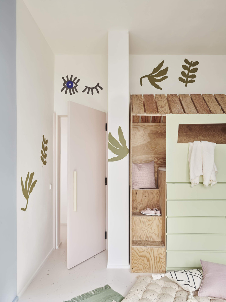 Ejemplo de dormitorio infantil de 4 a 10 años contemporáneo de tamaño medio con paredes multicolor y suelo beige