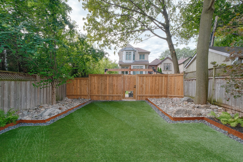 Geometrischer, Kleiner Moderner Garten im Sommer, hinter dem Haus mit Rasenkanten, direkter Sonneneinstrahlung und Holzzaun in Toronto