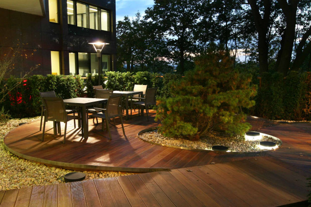 Large Courtyard Dining Area traedaeck