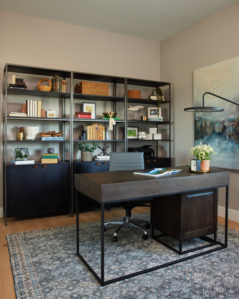 Inspiration for a traditional home office in Los Angeles.