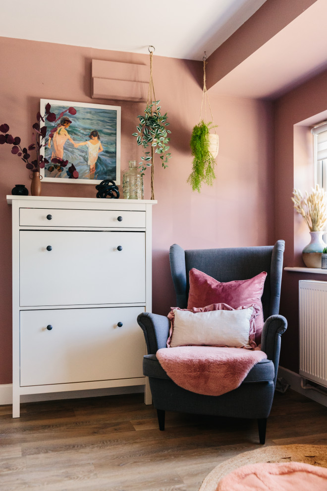 Diseño de hall retro de tamaño medio con paredes rosas, suelo de madera en tonos medios, puerta simple y suelo marrón