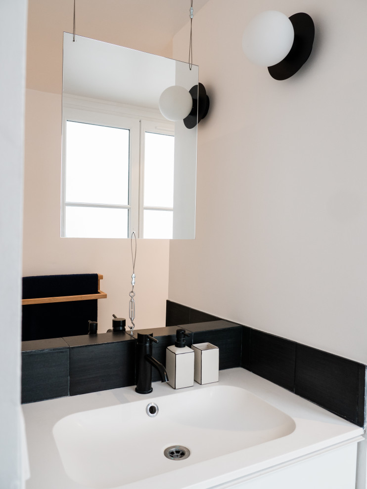 Großes Modernes Badezimmer En Suite mit weißen Schränken, schwarzen Fliesen, weißer Wandfarbe, Aufsatzwaschbecken und Einzelwaschbecken in Paris