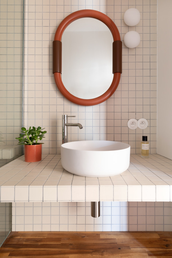 Imagen de cuarto de baño principal, único y blanco y madera moderno de tamaño medio con baldosas y/o azulejos blancos, paredes blancas, lavabo sobreencimera, encimera de azulejos y encimeras blancas