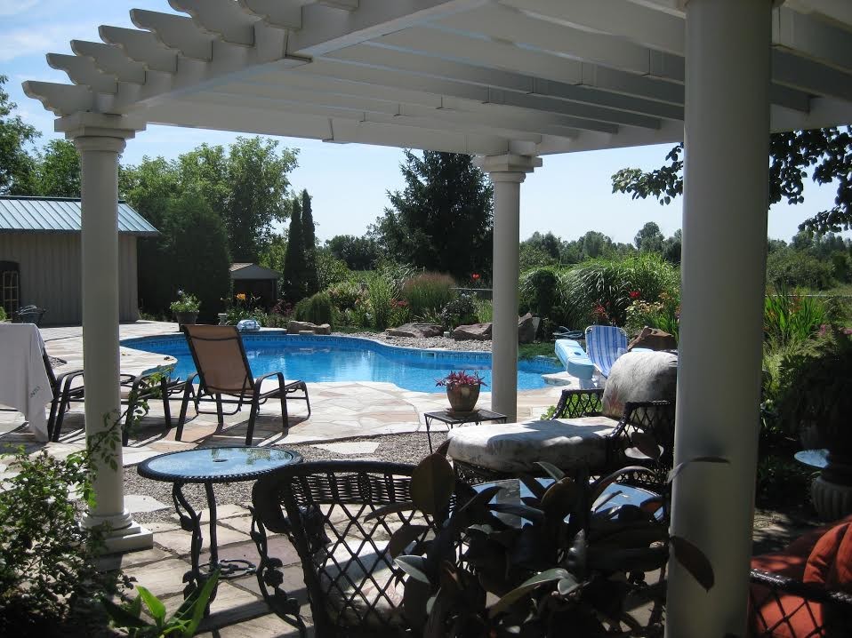 Design ideas for a large transitional backyard stone landscaping in Ottawa.