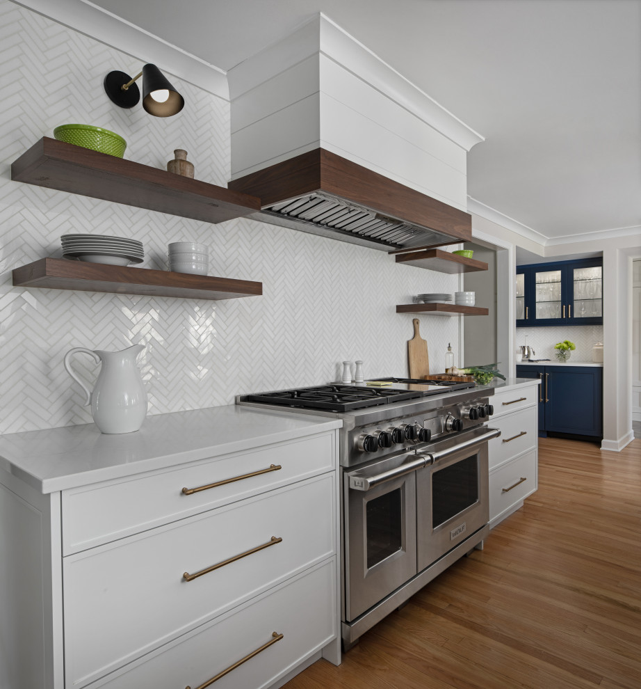 Klassische Küche mit Unterbauwaschbecken, Quarzwerkstein-Arbeitsplatte, Küchenrückwand in Weiß, Rückwand aus Marmor, Elektrogeräten mit Frontblende und weißer Arbeitsplatte in Detroit