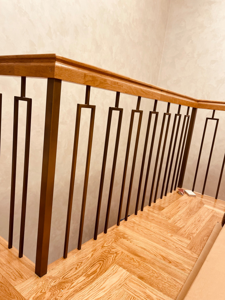 На фото: прямая лестница среднего размера в классическом стиле с деревянными ступенями, крашенными деревянными подступенками, металлическими перилами и обоями на стенах с