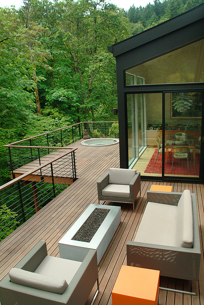 Design ideas for a contemporary deck in Portland.