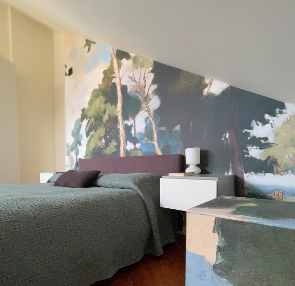 Esempio di una camera matrimoniale con pavimento in legno verniciato, pavimento marrone e carta da parati