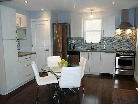 Transitional home design photo in Toronto