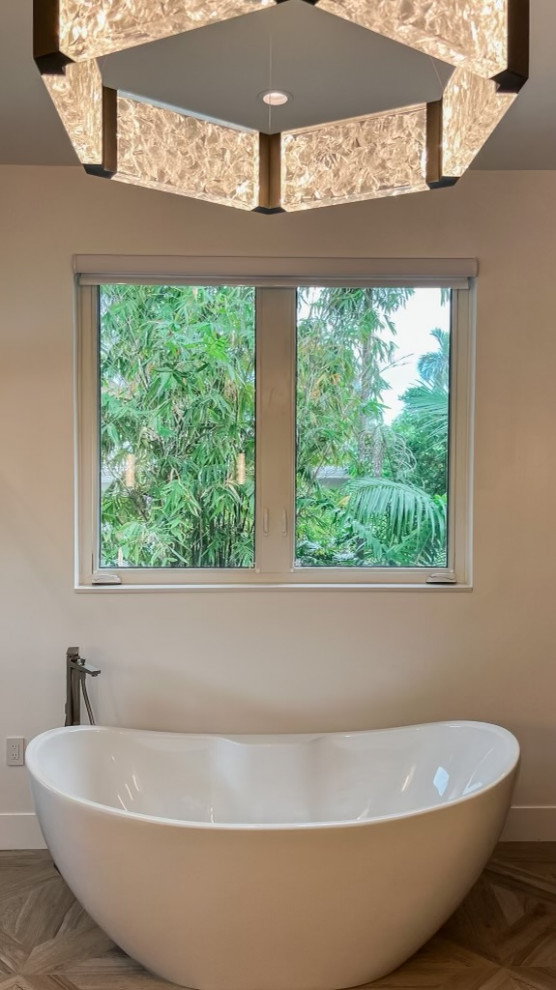 This is an example of a contemporary bathroom in Miami.
