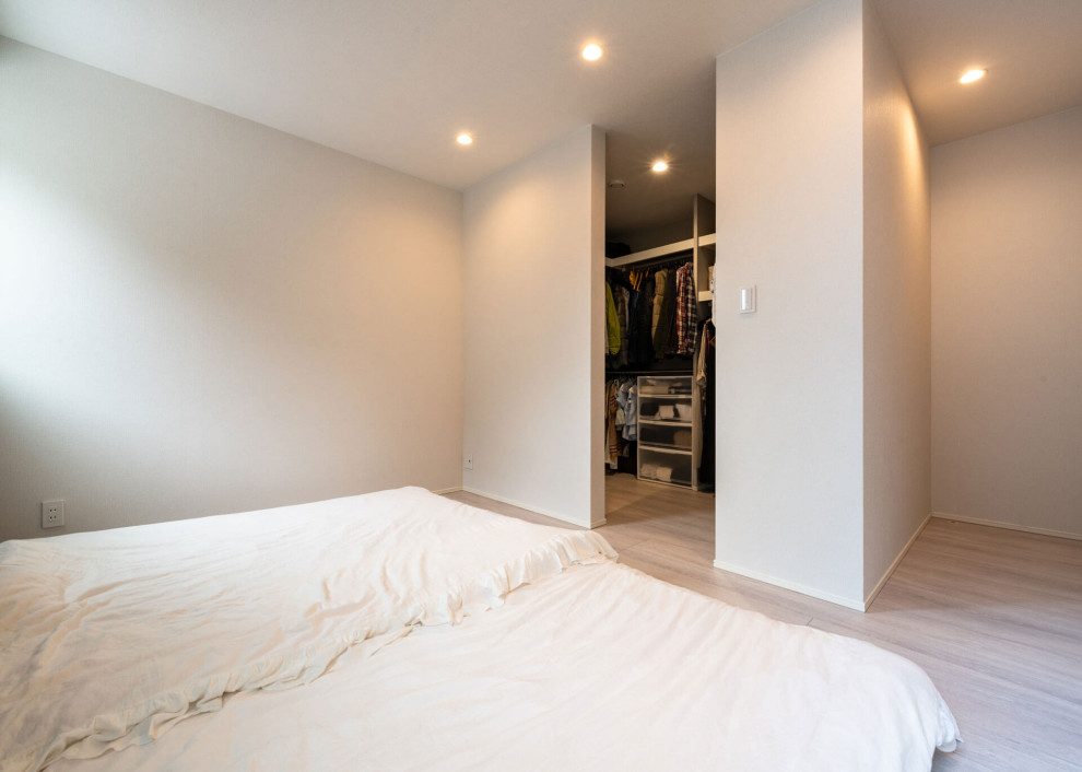 This is an example of a scandinavian master bedroom in Fukuoka with white walls and white floor.